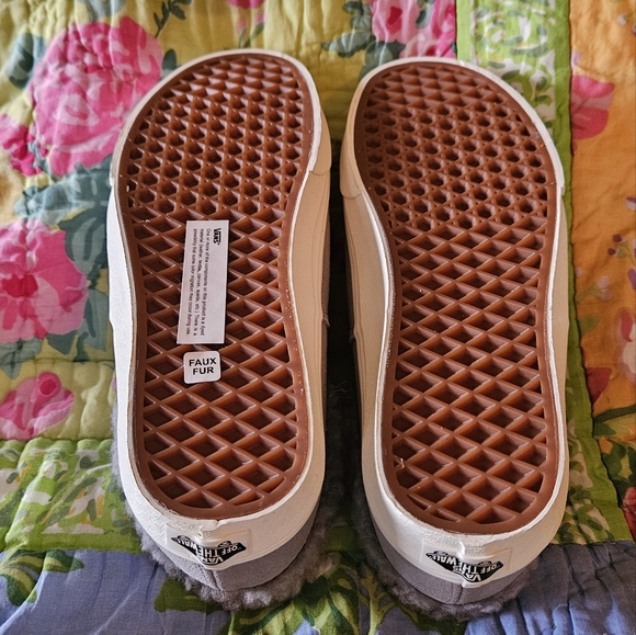 BRAND NEW Sherpa lined Vans Shoes - Picture 3 of 3